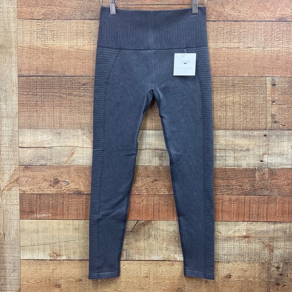 Rivals & Resilience Midnight Gray Motto Legging NWT - Picture 1 of 6